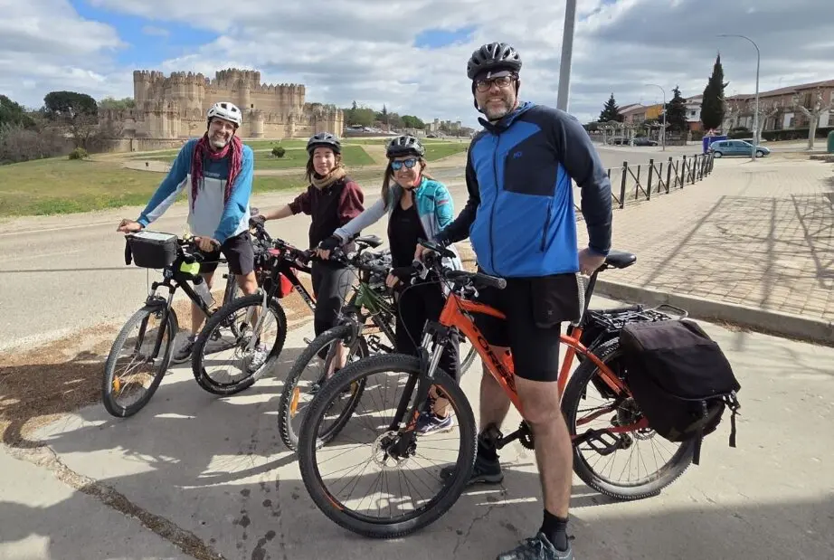 Alejandro y sus acompa&ntilde;antes en bicicleta