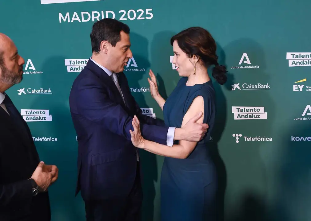 Archivo - El presidente de la Junta de Andaluc&iacute;a, Juanma Moreno, y la presidenta de la Comunidad de Madrid, Isabel D&iacute;az Ayuso, en la ceremonia de entrega de los Premios Talento Andaluz 2025, en Teatros del Canal, a 31 de marzo de 2025, en Madrid (Foto de 