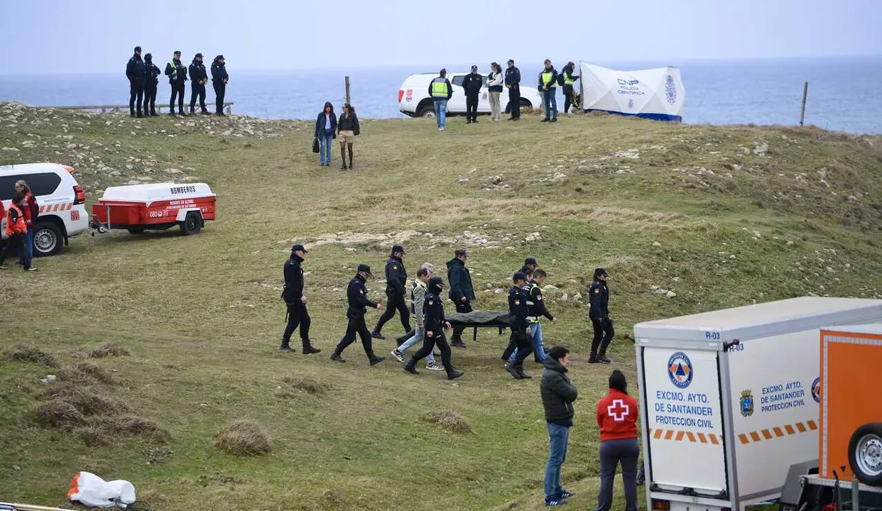 Archivo - Agentes de los Servicios de Emergencias trabajan en la playa de El Bocal, a 5 de marzo de 2026, en Santander, Cantabria (Espa&ntilde;a).