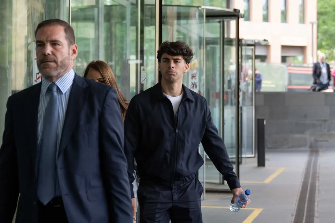 Archivo - El futbolista del RCD Espanyol &Aacute;lvaro Aguado (d) a su salida de la Ciutat de la Justicia, en una imagen de archivo