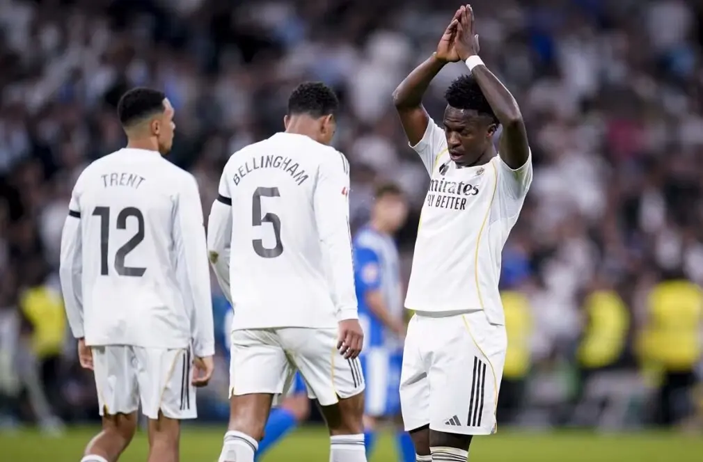 Vin&iacute;cius pidiendo perd&oacute;n tras el gol del 2-0