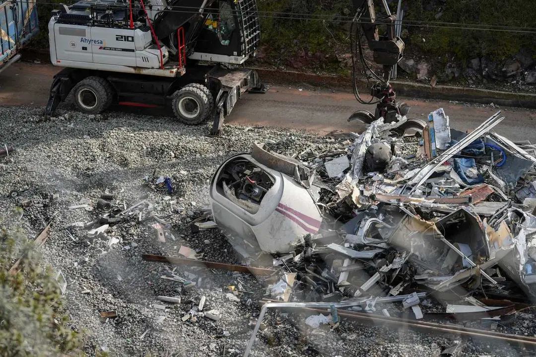 Archivo - Trabajadores realizan tareas de retirada de los vagores en el punto de las v&iacute;as donde tuvo lugar el accidente de trenes de Adamuz, a 24 de enero de 2026 en Adamuz (C&oacute;rdoba, Andaluc&iacute;a).