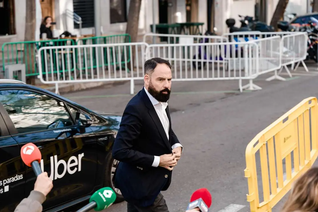 El exgerente del PSOE Mariano Moreno, a su llegada al Tribunal Supremo para declara como testigo en el juicio por presuntas irregularidades en la compra de mascarillas, a 22 de abril de 2026, en Madrid (Espa&ntilde;a).