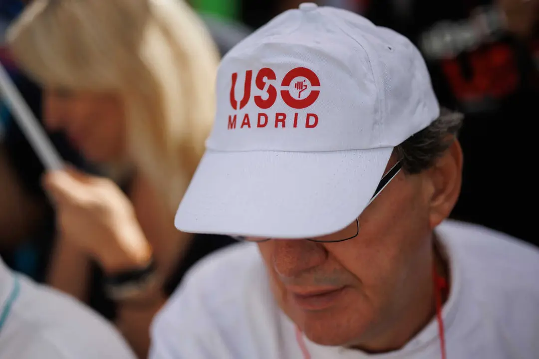 Archivo - Un hombre viste con una gorra perteneciente al sindicato USO