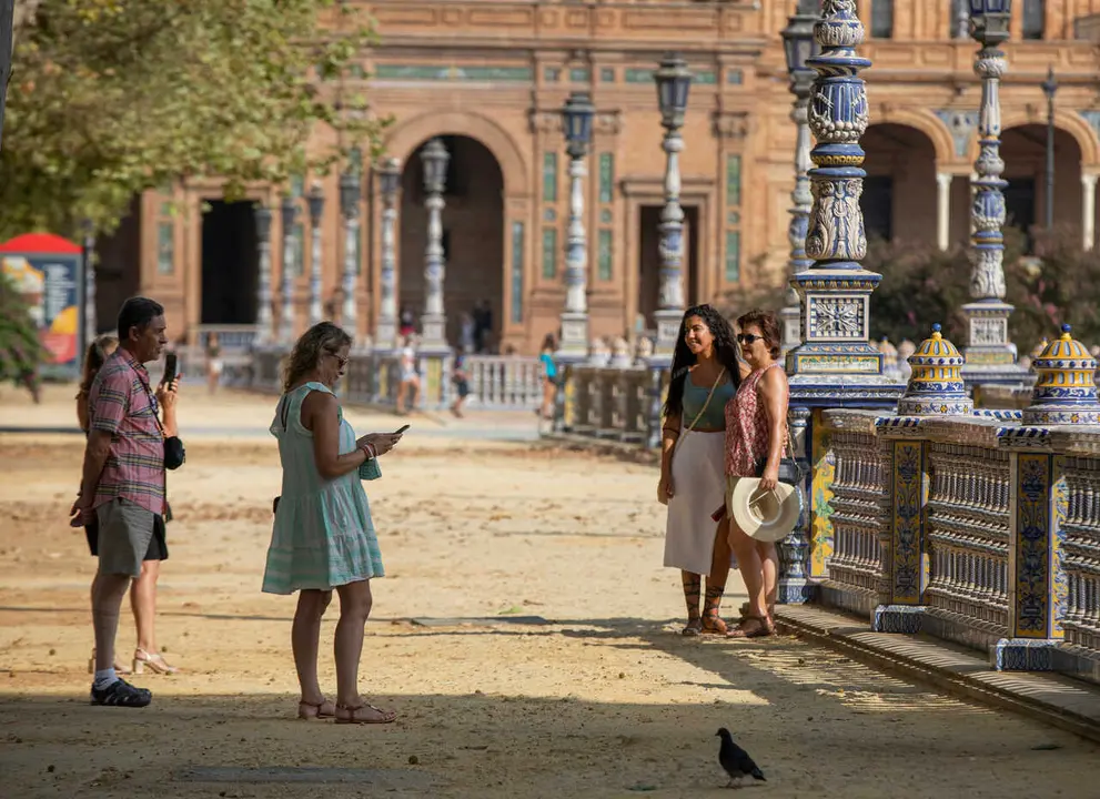 Archivo - Turistas pasean por la Plaza de Espa&ntilde;a de Sevilla en una foto de archivo. A 25 de agosto de 2021.