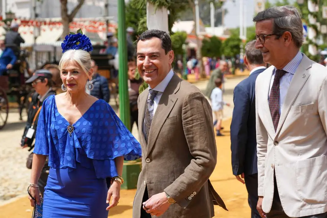 El presidente de la Junta de Andaluc&iacute;a, Juanma Moreno (c), junto a la consejera de Cultura y Deporte, Patricia del Pozo, y el consejero de Industria, Energ&iacute;a y Minas, Jorge Paradela (d), pasean por la Feria de Abril. 