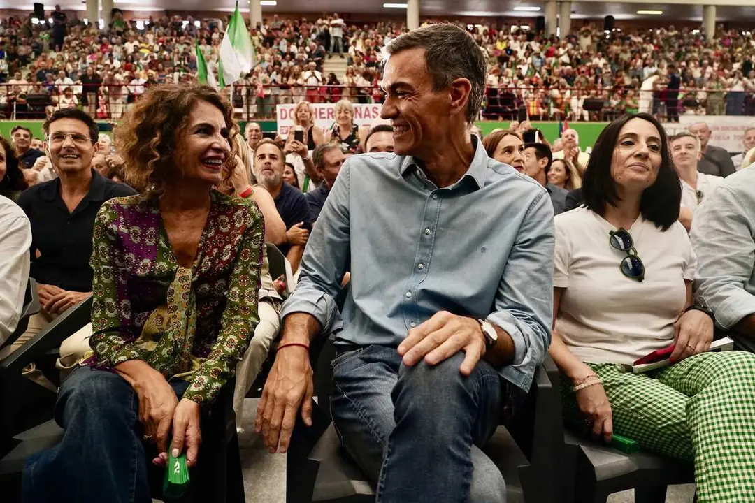 Archivo - El secretario general del PSOE y presidente del Gobierno, Pedro S&aacute;nchez, y la candidata a la Junta por el PSOE-A, Mar&iacute;a Jes&uacute;s Montero, participan en un acto p&uacute;blico del PSOE en M&aacute;laga, a 14 de septiembre de 2025. (Foto de archivo).