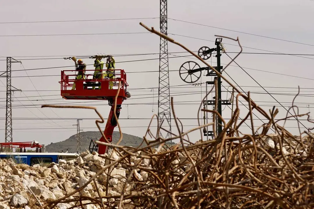 Archivo - Imagen de las obras de emergencias sobre el talud que se vio gravemente afectado por el pasado temporal a su paso por &Aacute;lora (M&aacute;laga) y que ha mantenido sin servicio directo la conexi&oacute;n del AVE Madrid-M&aacute;laga