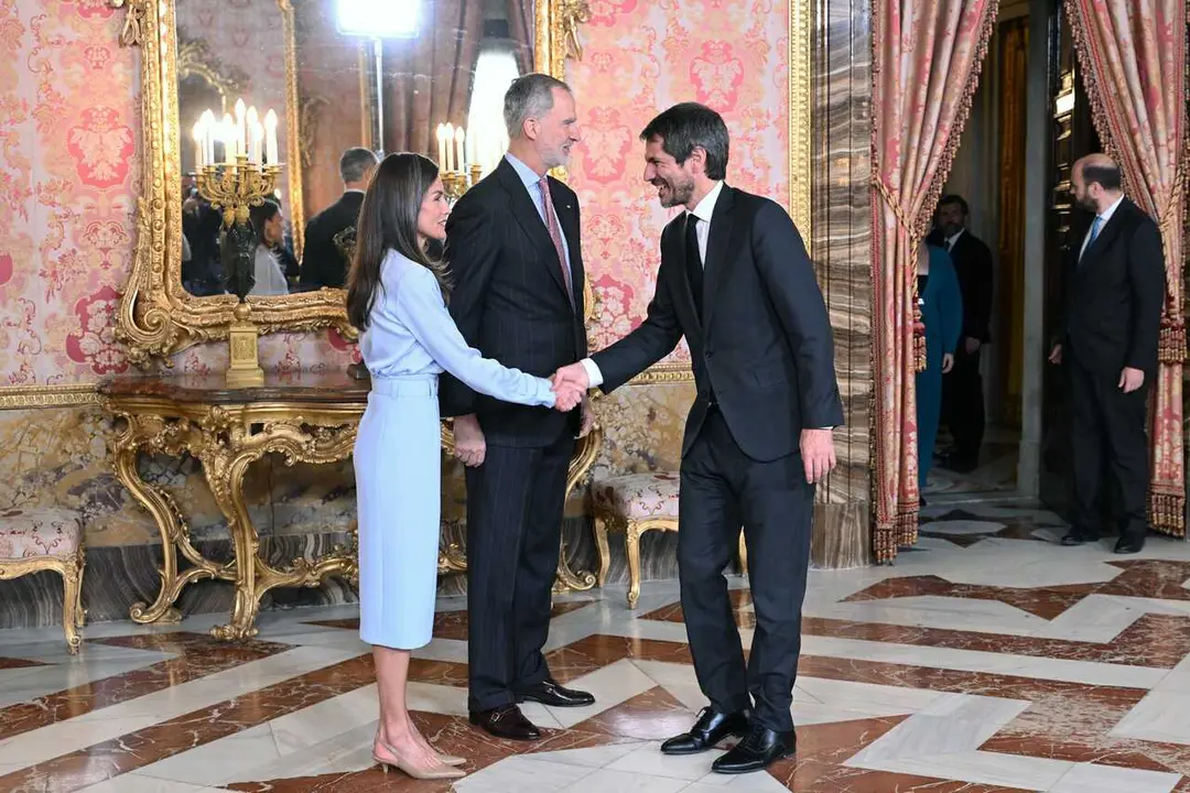 La Reina Letizia y el Rey Felipe VI reciben al ministro de Cultura, Ernest Urtasun, durante el almuerzo ofrecido en el Palacio Real con ocasi&oacute;n de la ceremonia de entrega del Premio Cervantes 2025,.