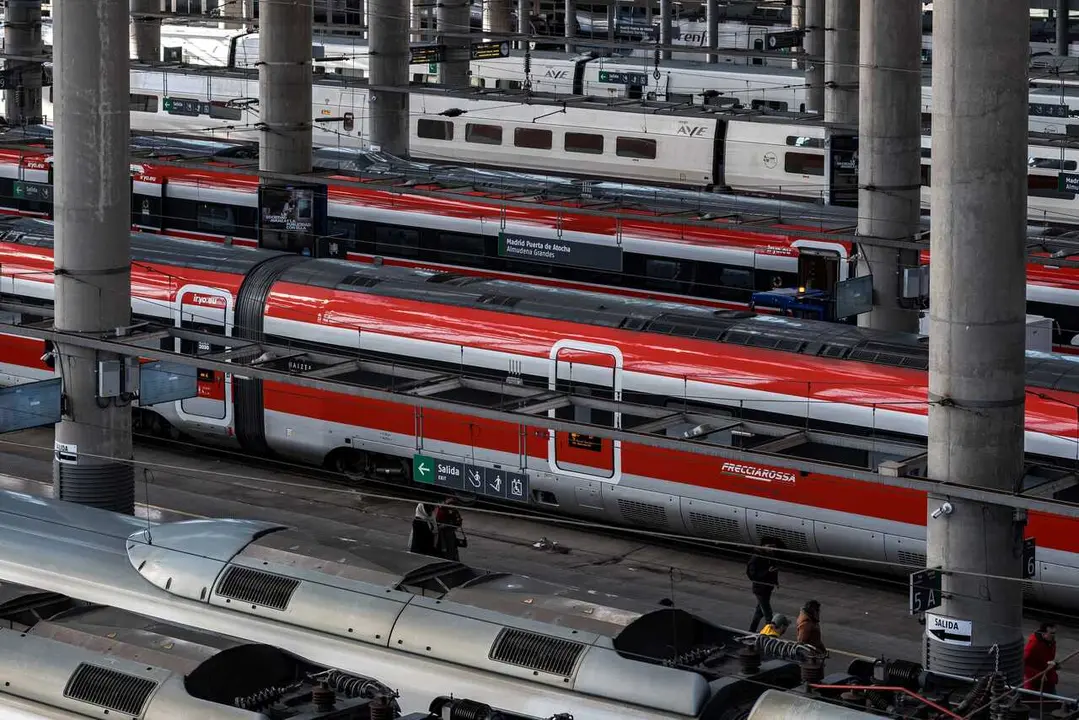 Archivo - Viajeros cogen su tren en la estaci&oacute;n de Madrid-Puerta de Atocha-Almudena Grandes, a 17 de febrero de 2026, en Madrid