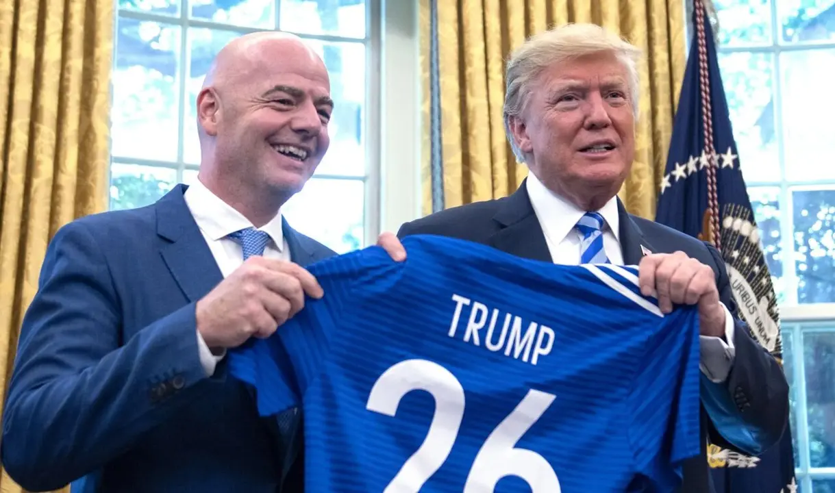 Trump junto a Infantino