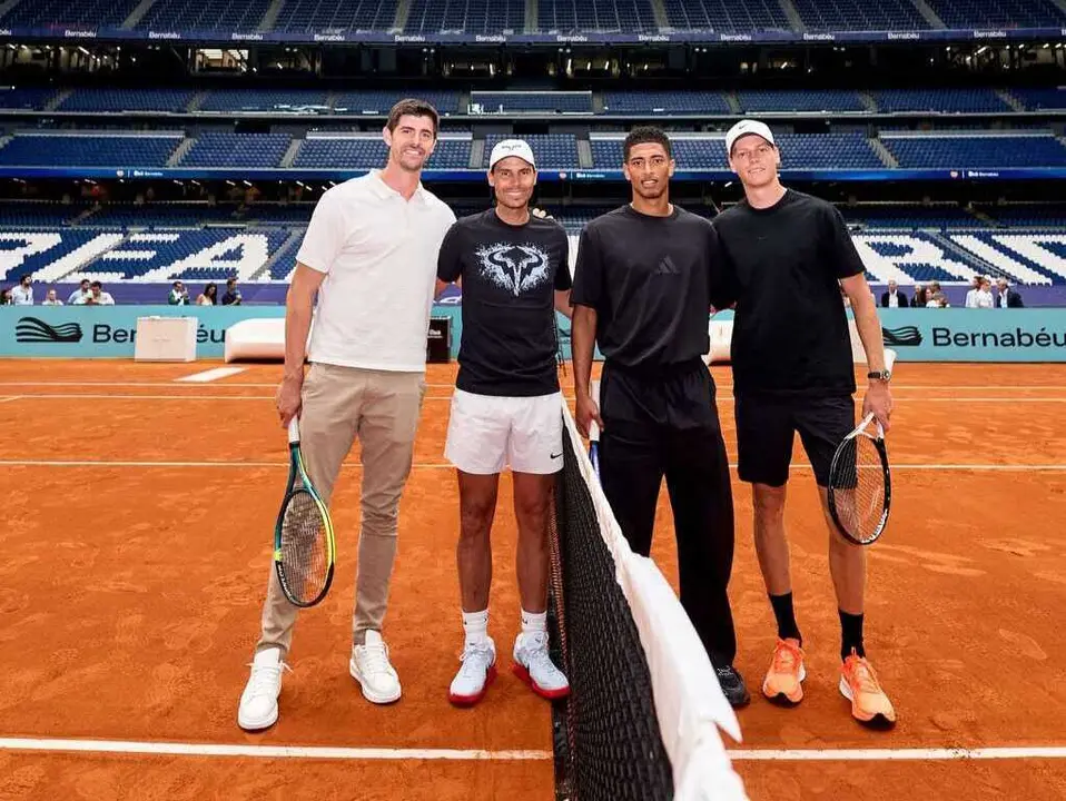 Rafa Nadal y Sinner jugando en el Bernab&eacute;u junto a Courtois y Bellingham