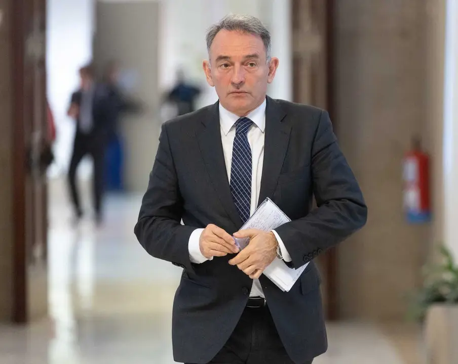 Archivo - El portavoz adjunto y diputado de Sumar en el Congreso, Enrique Santiago, a su llegada a la Junta de portavoces en el Congreso de los Diputados, a 27 de enero de 2026, en Madrid (Espa&ntilde;a).