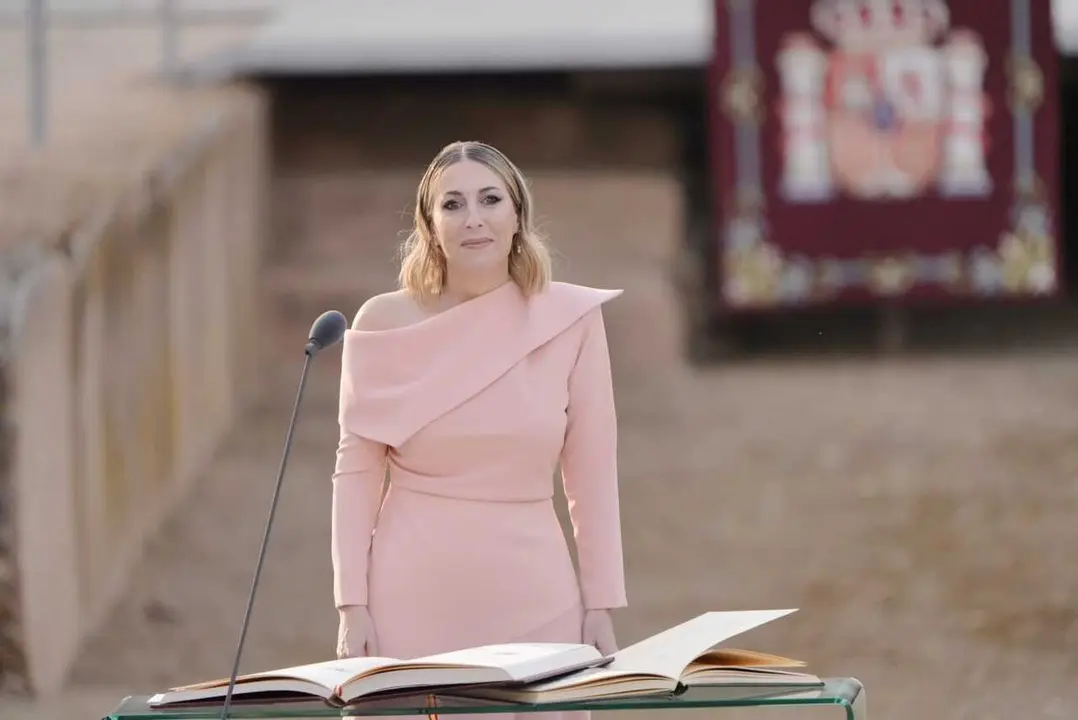 La presidenta de la Junta de Extremadura, Mar&iacute;a Guardiola, en su toma de posesi&oacute;n el 24 de abril de 2026 en el Anfiteatro Romano de M&eacute;rida
