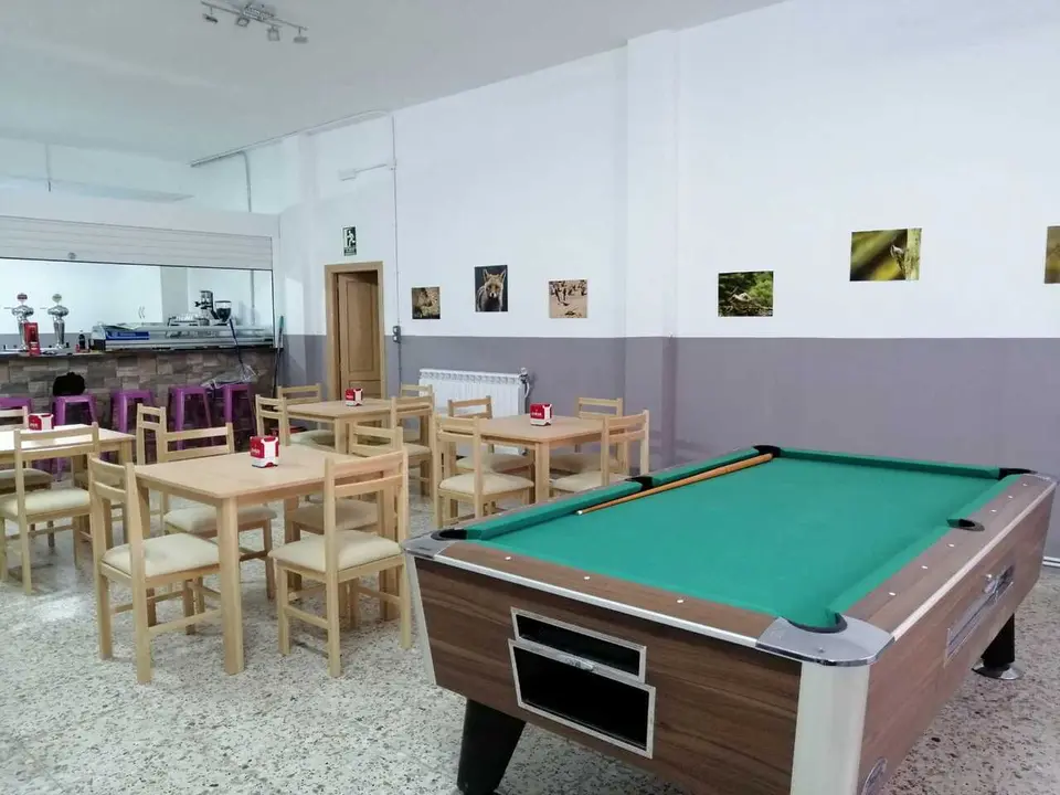 Archivo - El sal&oacute;n bar-comedor del nuevo Albergue de Tierga, con uno de los billares situados en este espacio.