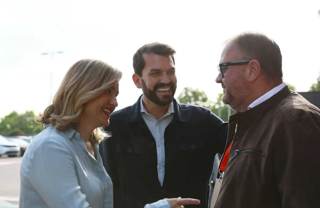 El secretario generla del PSOE de Extremadura, &Aacute;lvaro S&aacute;nchez Cotrina, saluda a Pilar  Alegr&iacute;a y al alcalde de M&eacute;rida a su llegada al Congreso Extraordinario del PSOE de Extremadura