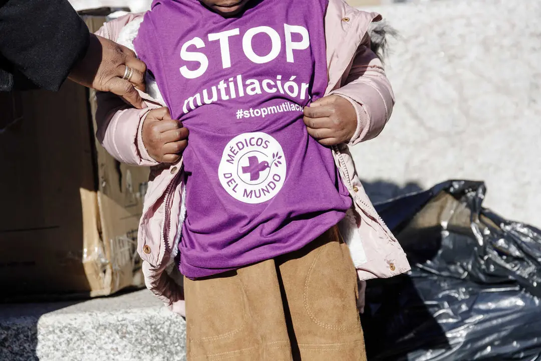 Archivo - Una ni&ntilde;a viste con una camiseta de 'Stop mutilaci&oacute;n' durante un acto para conmemorar el D&iacute;a Internacional de la Tolerancia Cero contra la Mutilaci&oacute;n Genital Femenina, en la Plaza del Museo Reina Sof&iacute;a, a 6 de febrero de 2023, en Madrid (Espa&ntilde;a).