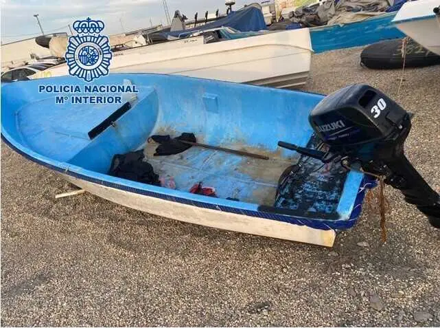 Archivo - Nota De Prensa Y Fotograf&iacute;a: 'La Polic&iacute;a Nacional Detiene A Los Patrones De Una Embarcaci&oacute;n Que Arrib&oacute; A La Playa De Moj&aacute;car Con 10 Inmigrantes A Bordo'