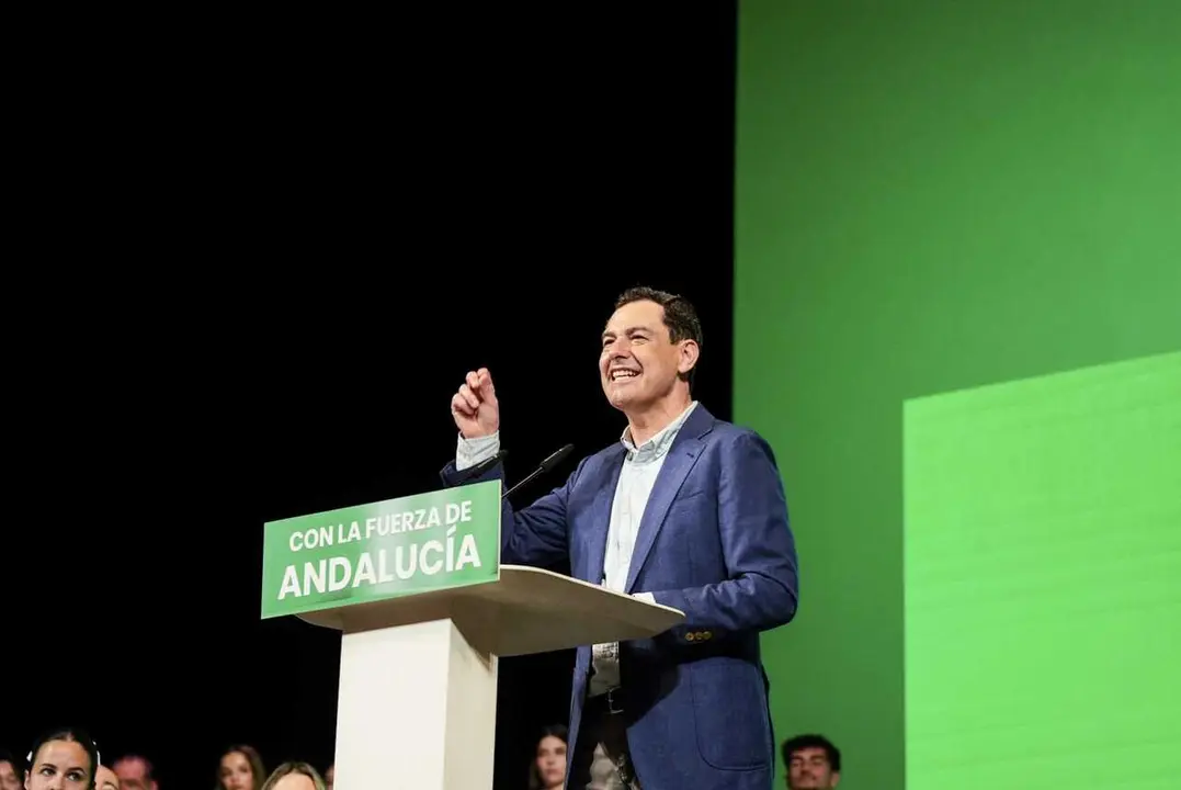 El candidato a la reelecci&oacute;n a presidente de la Junta de Andaluc&iacute;a, Juanma Moreno, interviene en un acto de precampa&ntilde;a en el Auditorio Maestro Padilla de Almer&iacute;a. 