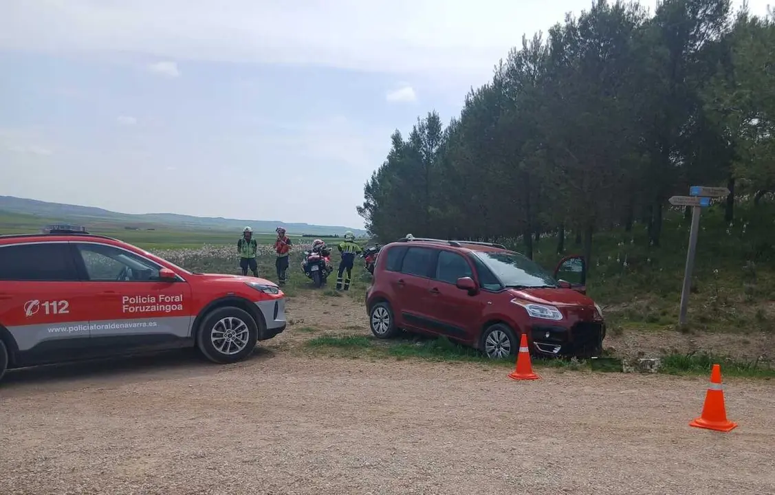 Agentes de la Polic&iacute;a Foral en el lugar del accidente mortal.