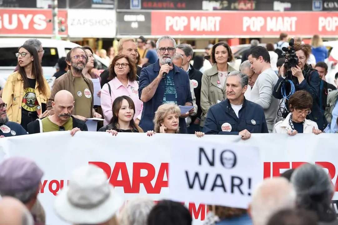 El director de cine Javier Fesser (2 fila, c) durante la concentraci&oacute;n &lsquo;Hay que parar la guerra en Oriente Medio&rsquo;, en la plaza de Callao, a 25 de abril de 2026, en Madrid (Espa&ntilde;a). 