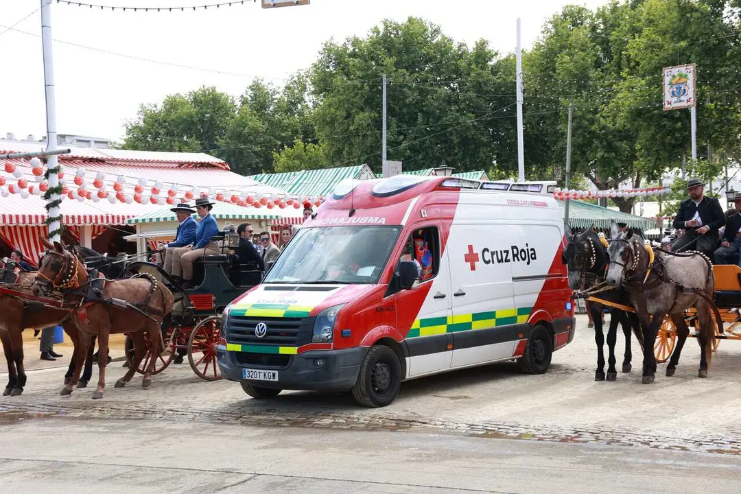 Archivo - Una ambulancia de la Cruz Roja por el Real de la Feria de Abril de Sevilla. Imagen de archivo. 