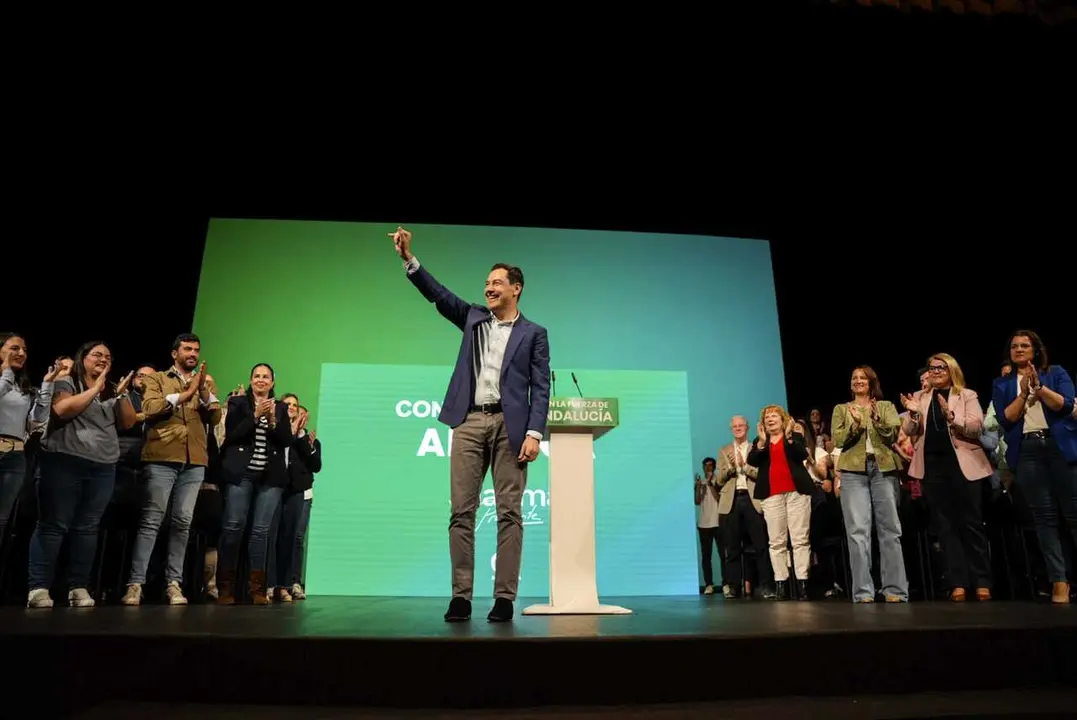 El candidato a la reelecci&oacute;n a presidente de la Junta de Andaluc&iacute;a, Juanma Moreno, interviene en un acto de precampa&ntilde;a en el Auditorio Maestro Padilla de Almer&iacute;a. 