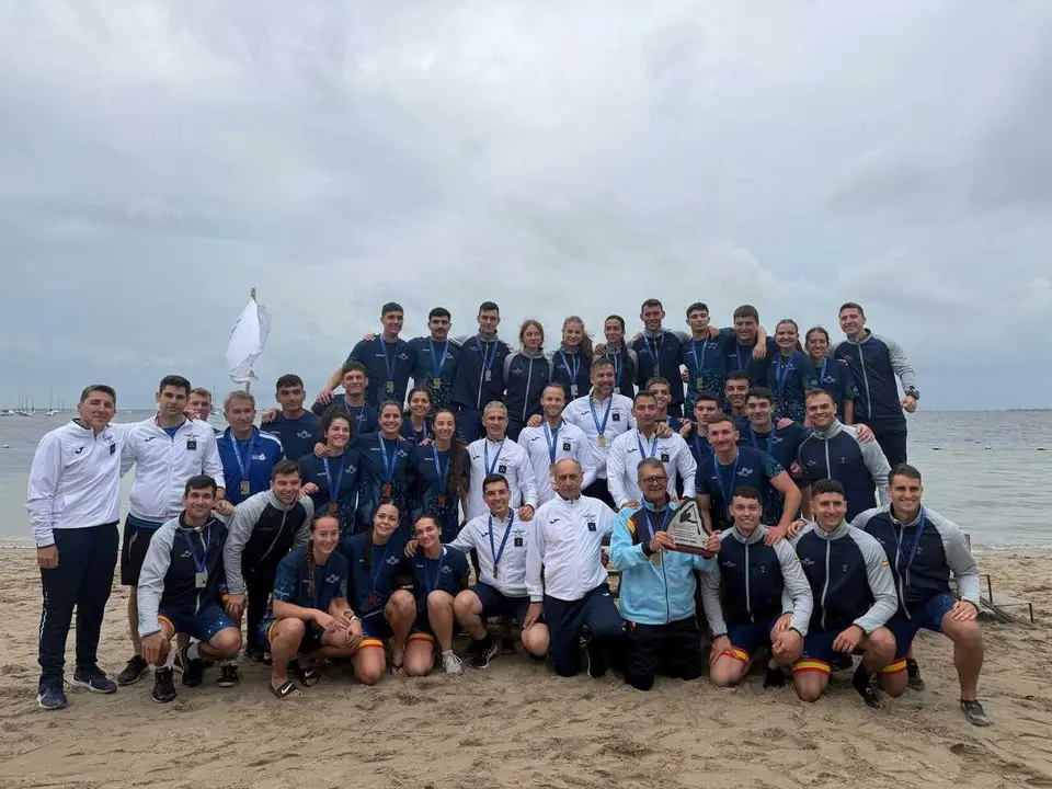La Princesa de Asturias, junto a sus compa&ntilde;eros de la Academia General del Aire, participa en Murcia en la XXV Regata Universitaria de Pirag&uuml;ismo