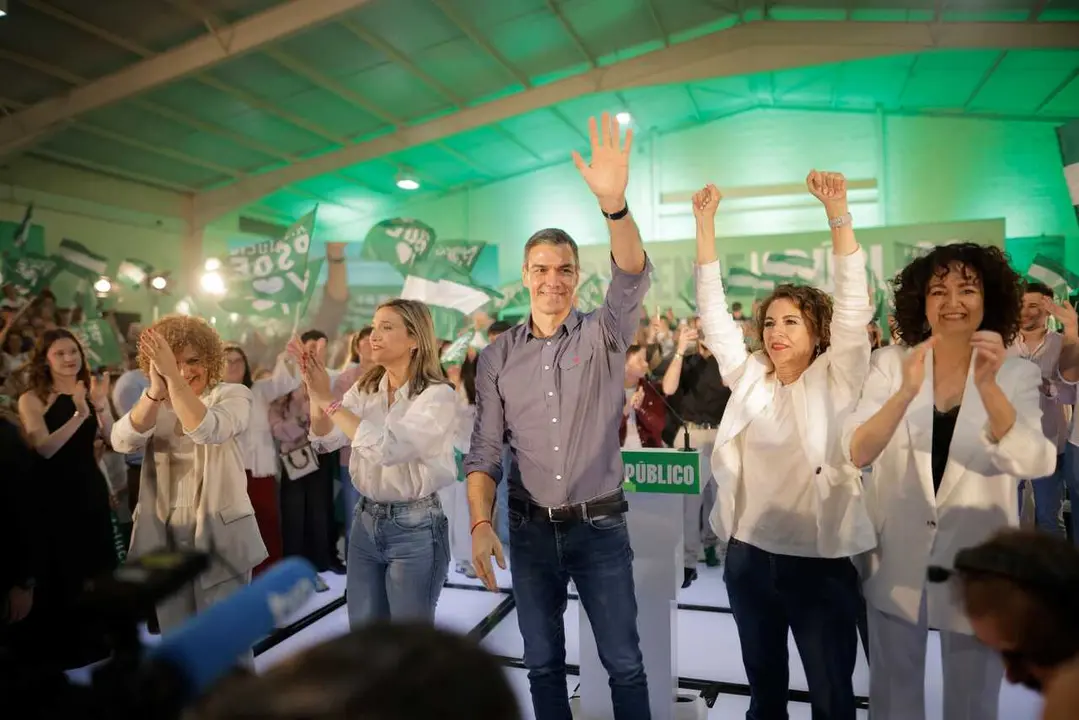 El secretario general del PSOE y presidente del Gobierno, Pedro S&aacute;nchez, y la secretaria general del PSOE-A y candidata a la Presidencia de la Junta de Andaluc&iacute;a, Mar&iacute;a Jes&uacute;s Montero, en un acto p&uacute;blico en Gibrale&oacute;n (Huelva). (Foto de archivo).