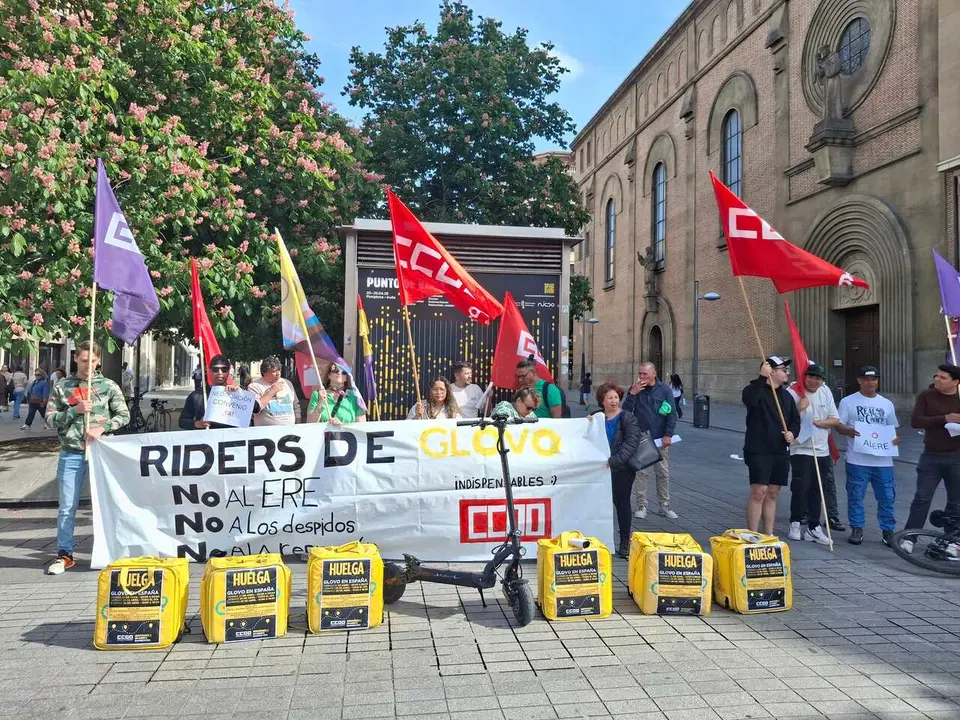 Concentraci&oacute;n en Pamplona de riders de Glovo en contra de los despidos en la empresa.