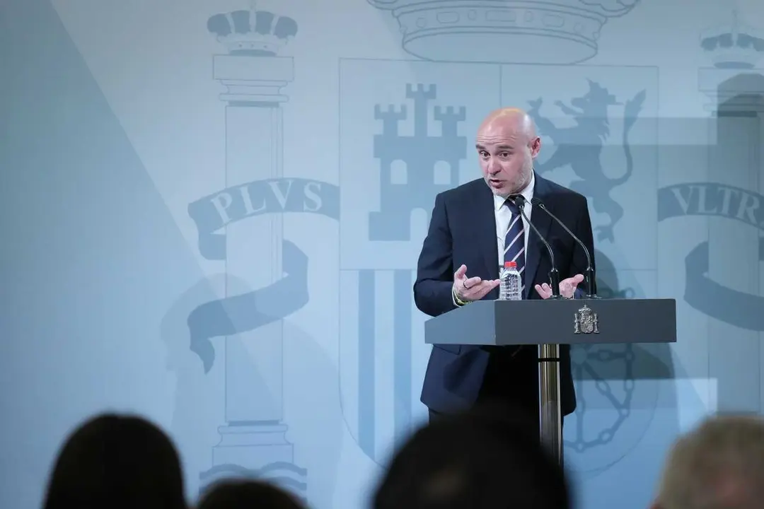 El delegado de gobierno de Catalu&ntilde;a, Carlos Prieto, ofrece declaraciones a los medios tras una reuni&oacute;n del Cuerpo Consular en la Delegaci&oacute;n del Gobierno para abordar la regularizaci&oacute;n de migrantes, a 21 de abril de 2026, en Barcelona, Catalunya (Espa&ntilde;a).