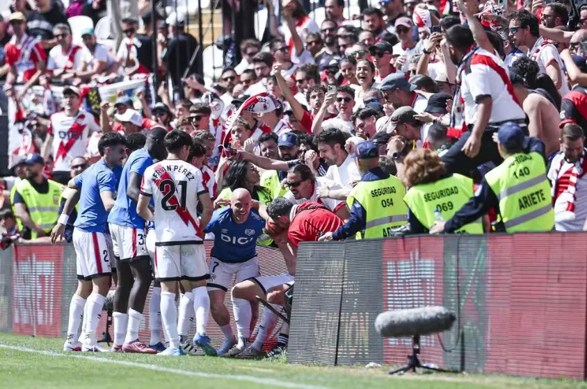 La celebraci&oacute;n del Rayo Vallecano tras empatar el partido ante la Real