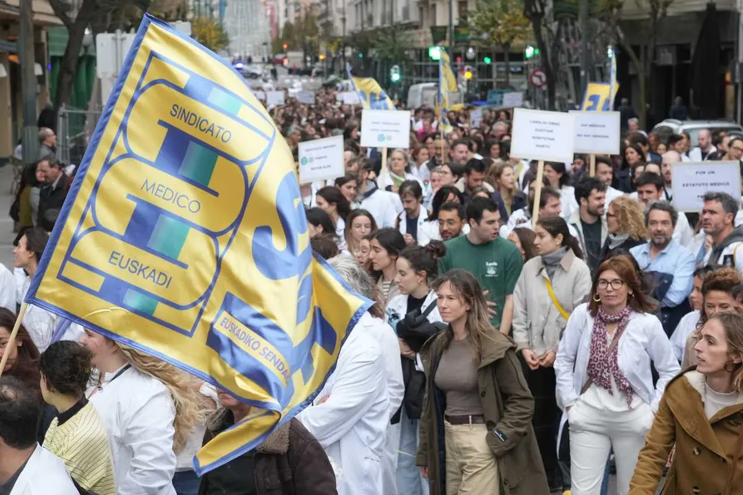 Archivo - M&eacute;dicos de Osakidetza durante una manifestaci&oacute;n 