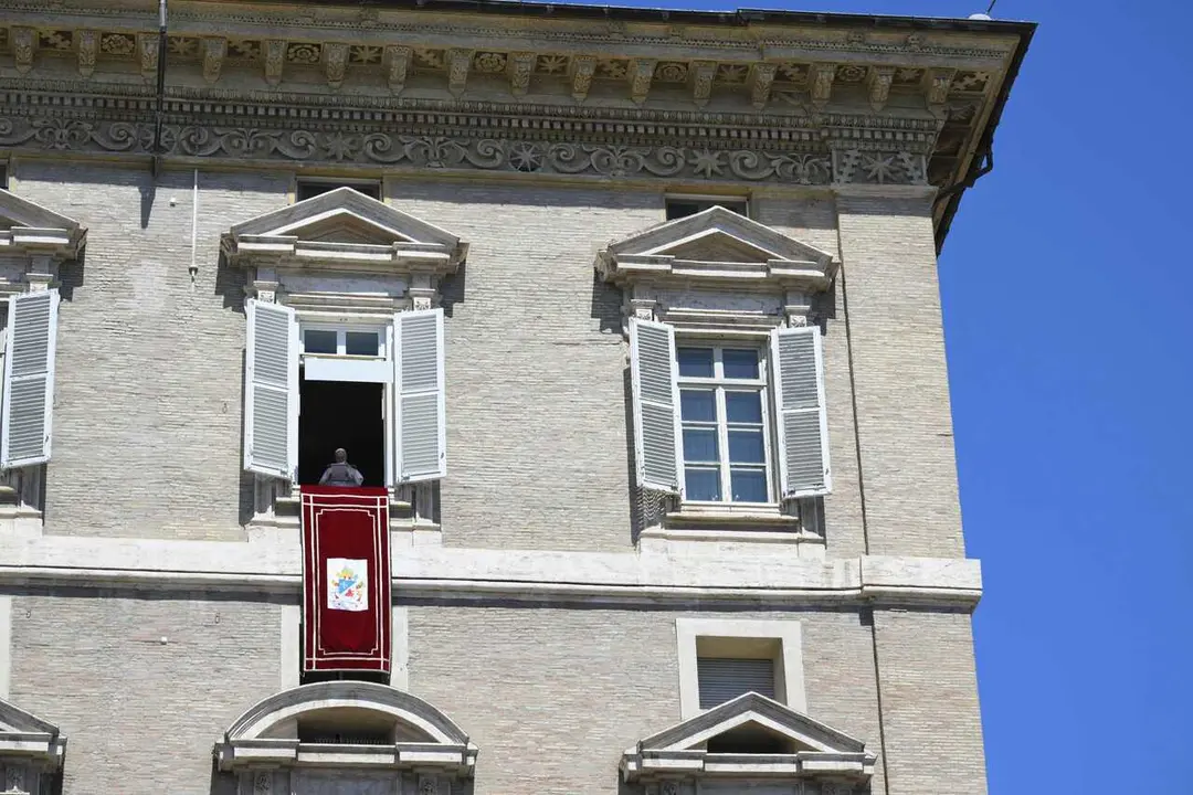 **NO LIBRI** Italy, Rome, Vatican, 2026/4/26 .Pope Leo XIV waves from the window of the apostolic palace overlooking St. Peter's square during the Regina Coeli prayer in The Vatican   Photograph by VATICAN MEDIA  / Catholic Press Photo