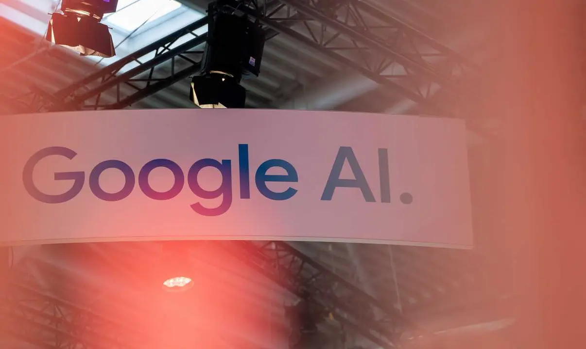 Archivo - Durante el Sal&oacute;n Internacional del Autom&oacute;vil (IAA Mobility) se puede ver un cartel con la inscripci&oacute;n &laquo;Google AI&raquo;.