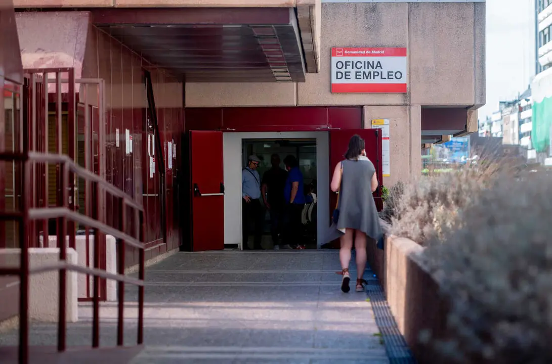 Archivo - Una mujer en la puerta de una oficina de empleo