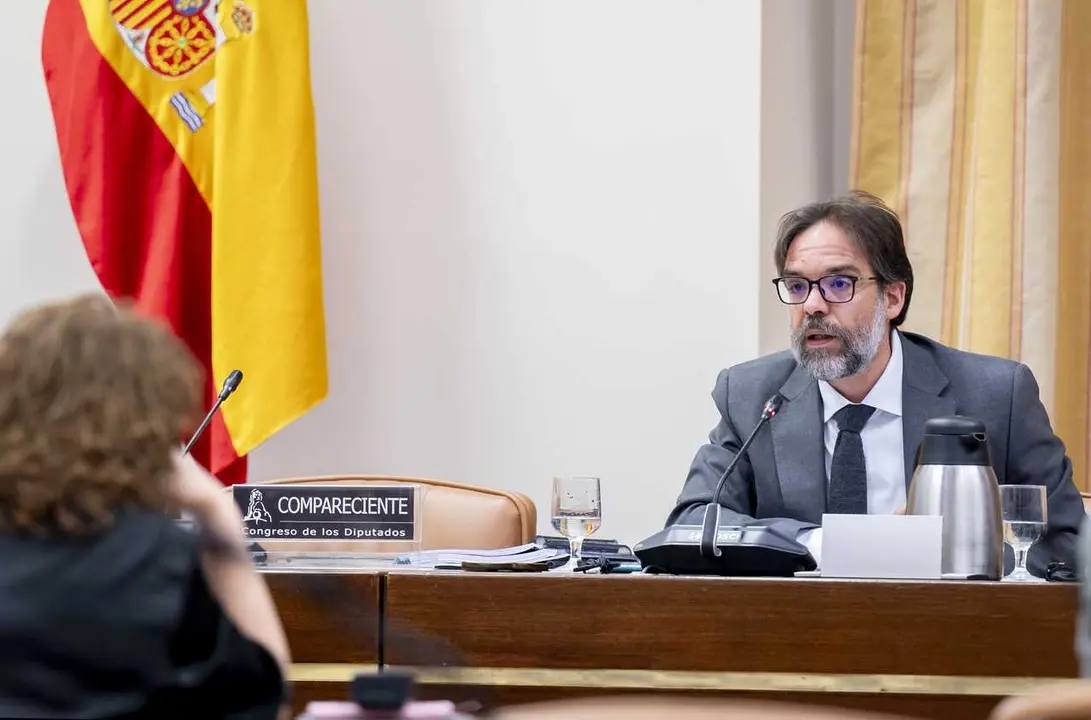 El presidente de la Entidad P&uacute;blica Empresarial Renfe Operadora, &Aacute;lvaro Fern&aacute;ndez Heredia, comparece ante la Comisi&oacute;n de Transportes y Movilidad Sostenible, a 28 de abril de 2026, en Madrid (Espa&ntilde;a).