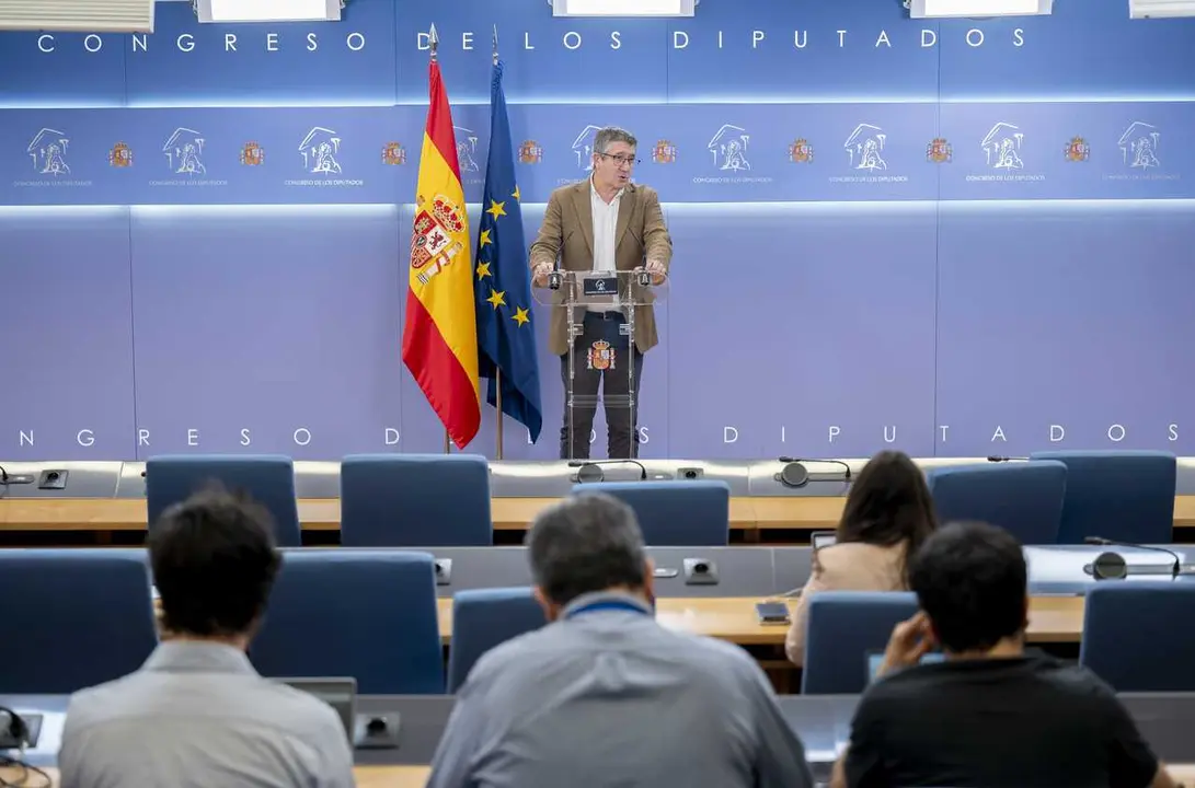 El portavoz del PSOE en el Congreso, Patxi L&oacute;pez, durante una rueda de prensa en el Congreso de los Diputados, a 28 de abril de 2026.