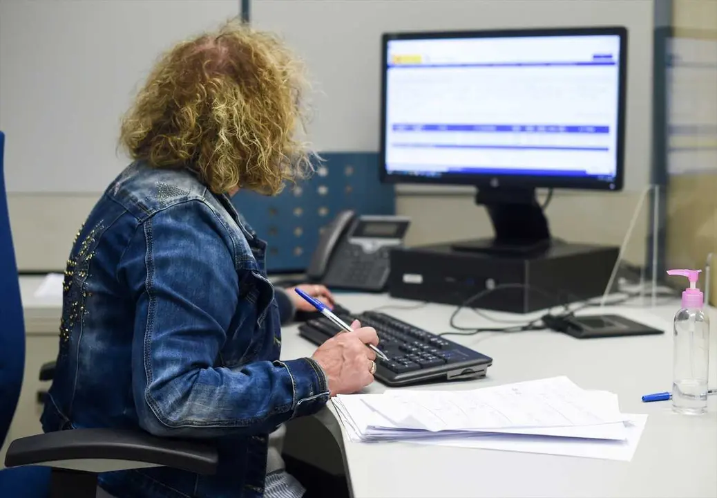 Archivo - (Foto de ARCHIVO) Una empleada p&uacute;blica durante su jornada laboral, en la oficina de la Agencia Estatal de la Administraci&oacute;n Tributaria