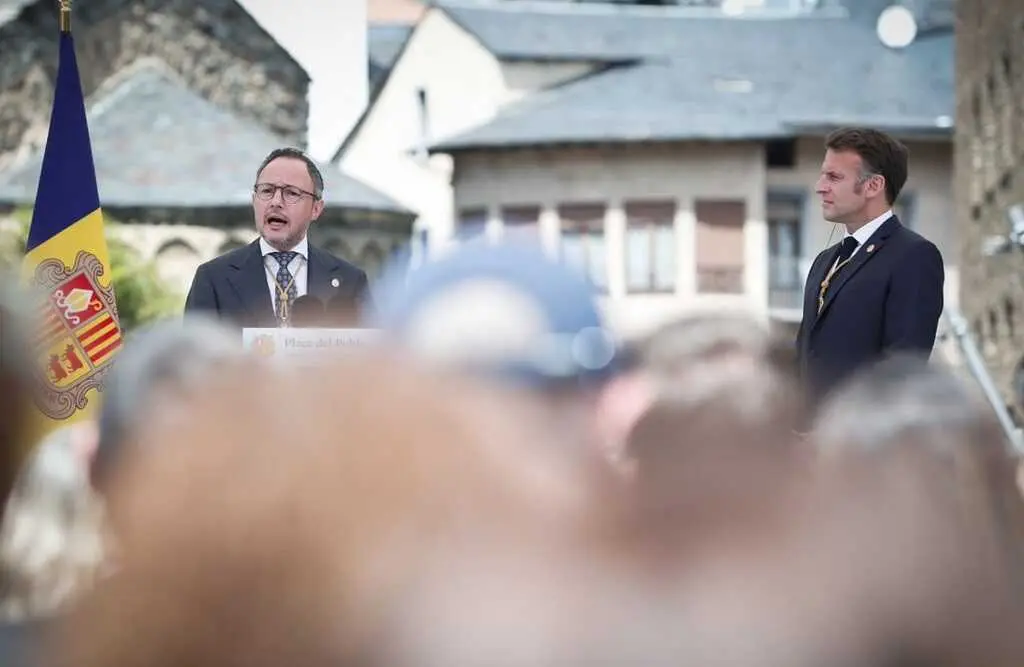 Espot y Macron durante el discurso en la pla&ccedil;a del Poble