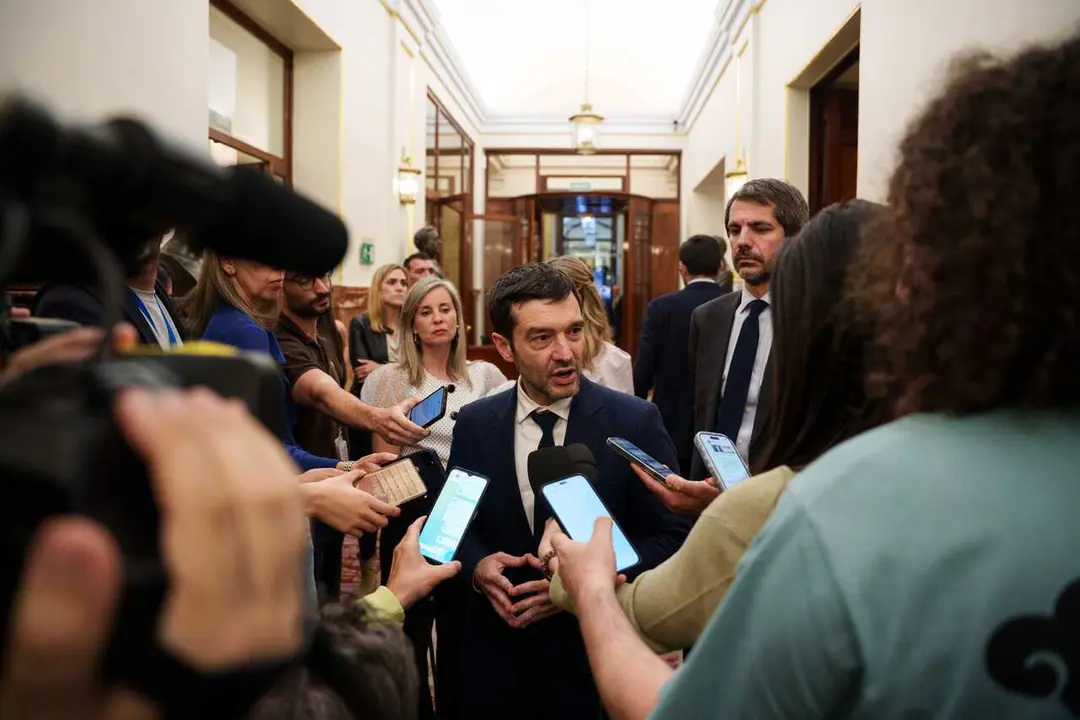 El ministro de Derechos Sociales, Consumo y Agenda 2030, Pablo Bustinduy, atiende a los medios de comunicaci&oacute;n tras una sesi&oacute;n plenaria en el Congreso, a 28 de abril de 2026, en Madrid (Espa&ntilde;a). 