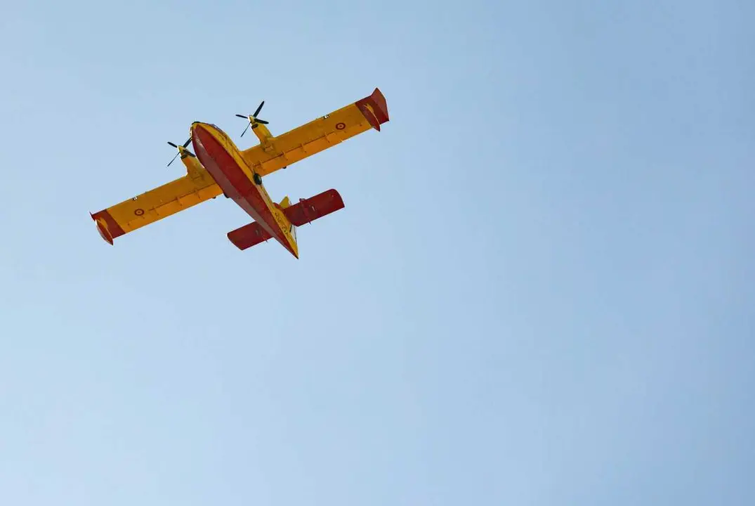 Archivo - Un avi&oacute;n anfibio apagafuego del Ej&eacute;rcito de Aire durante los ensayos previos al acto por el 12 de octubre.