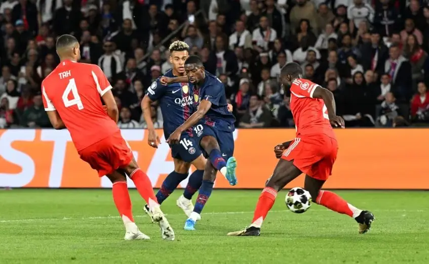 Dembel&eacute; disparando a puerta en su segundo gol