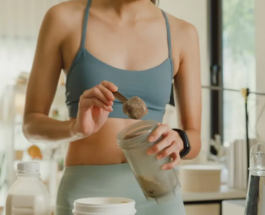 Mujer tomando creatina