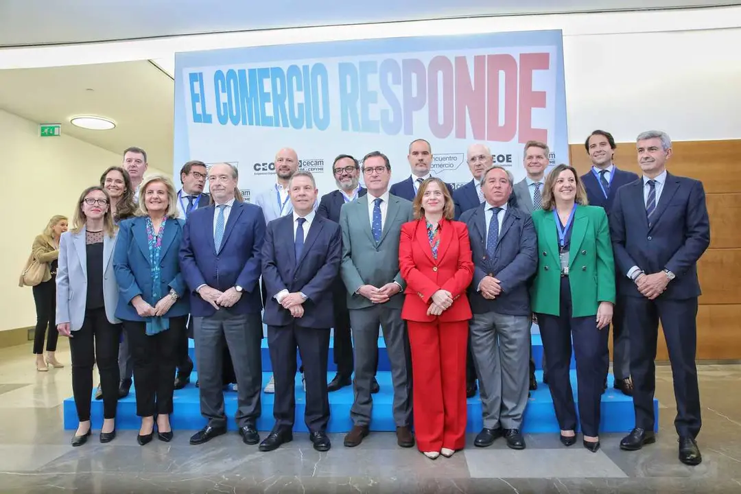 El presidente de Castilla-La Mancha, Emiliano Garc&iacute;a-Page (1 fila, 4i), el presidente de CEOE, Antonio Garamendi (1 fila, c), la secretaria de Estado de Comercio, Amparo L&oacute;pez Senovilla (1 fila, 4d ) y el presidente de Cecam, &Aacute;ngel Nicol&aacute;s (1 fila, 3d), d