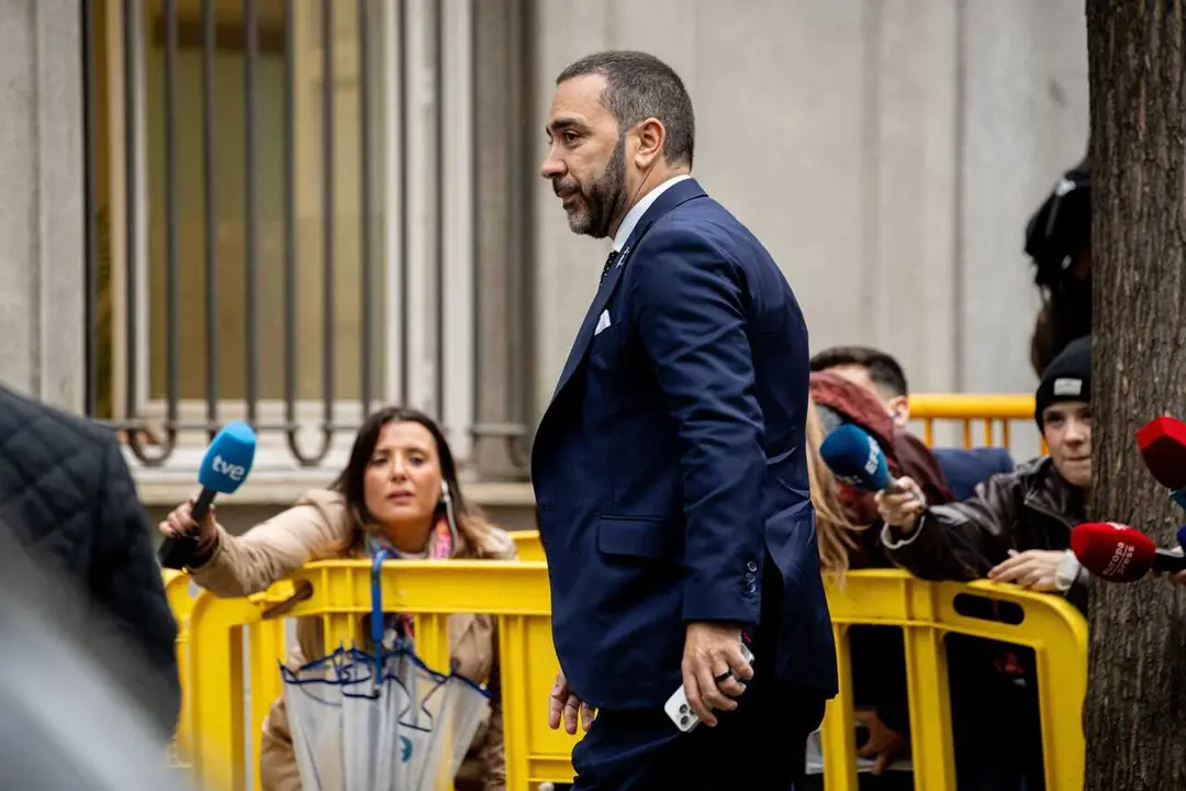 El empresario V&iacute;ctor de Aldama a su llegada al Tribunal Supremo a declarar como acusado en el juicio de las mascarillas, a 29 de abril de 2026, en Madrid (Espa&ntilde;a).