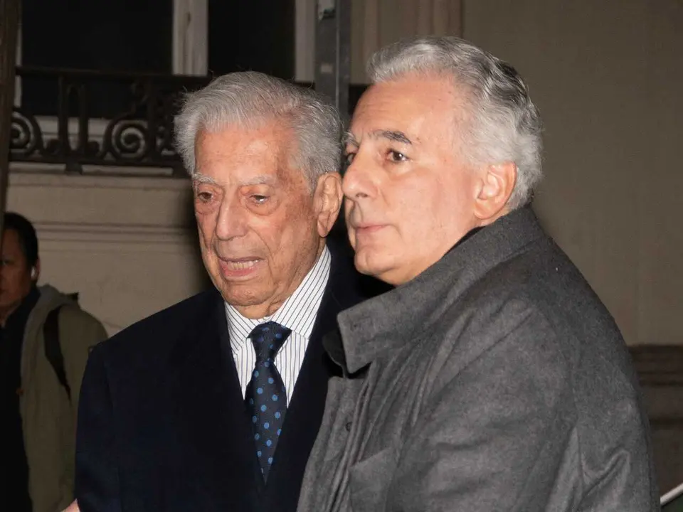 Archivo - El Premio Nobel Mario Vargas Llosa (i) y su hijo, el periodista &Aacute;lvaro Vargas Llosa, en una foto de archivo.