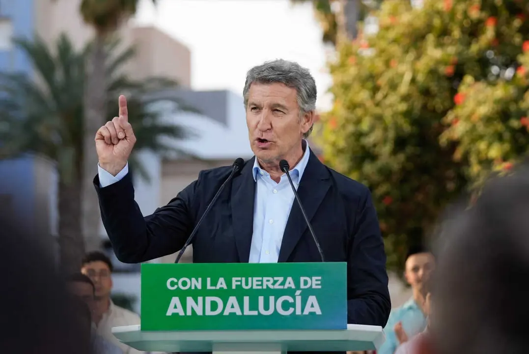 El presidente del Partido Popular, Alberto N&uacute;&ntilde;ez Feij&oacute;o interviene en el mitin de precampa&ntilde;a de las elecciones andaluzas, a 29 de abril de 2026 en Roquetas de Mar, Almer&iacute;a (Andaluc&iacute;a, Espa&ntilde;a). El presidente del Partido Popular, Alberto N&uacute;&ntilde;ez Feij&oacute;o, inter