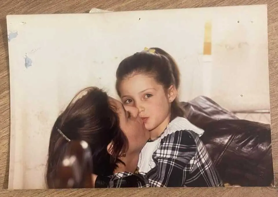 Sara Carbonero de ni&ntilde;a junto a su madre