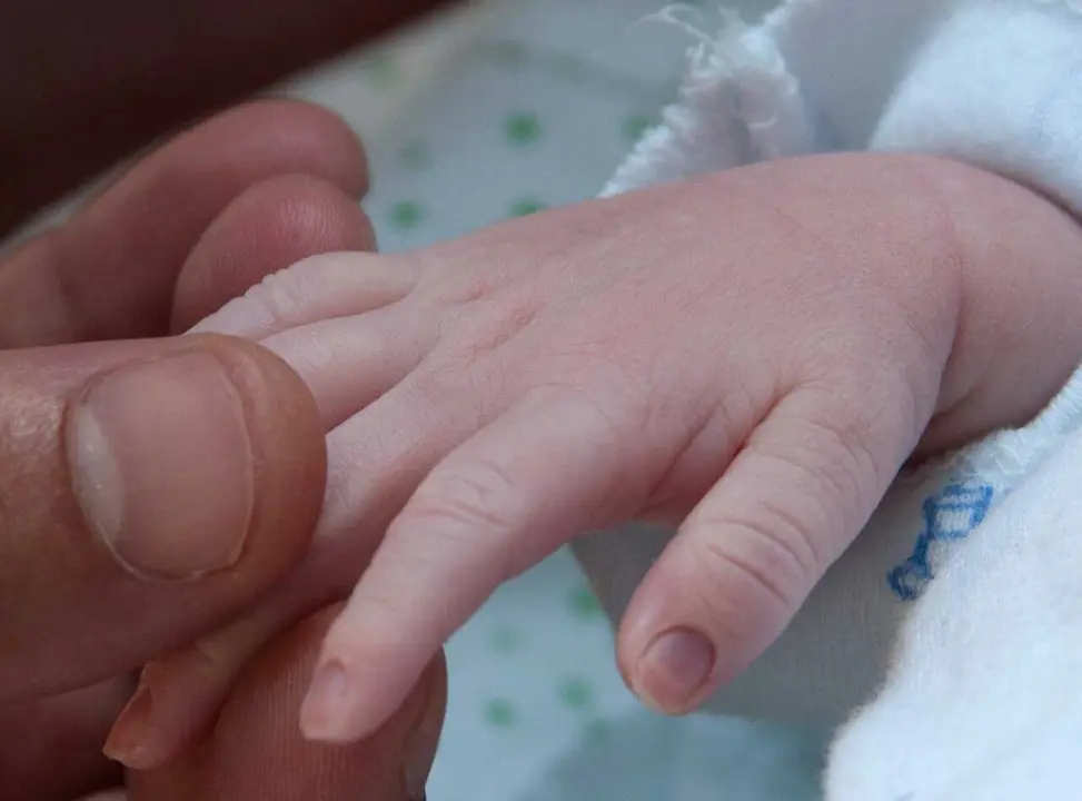 Archivo - Imagen de archivo de la mano de un beb&eacute;.